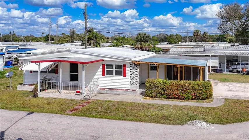 View of front of house featuring a front yard