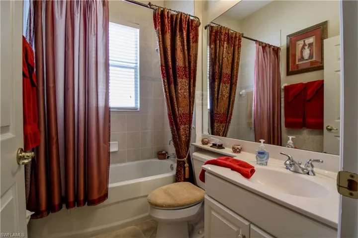 Guest Bathroom with and shower/tub combo