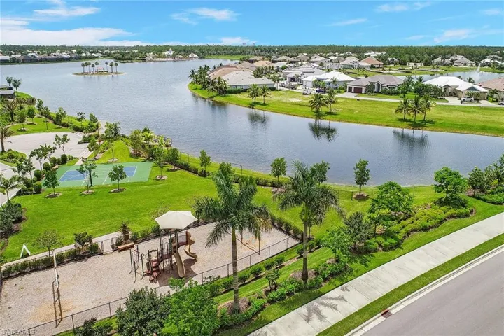14915  Edgewater  CIR, Naples, FL 34114