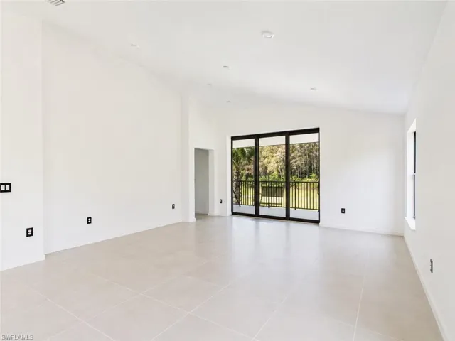 Living Area, Expansive Ceilings