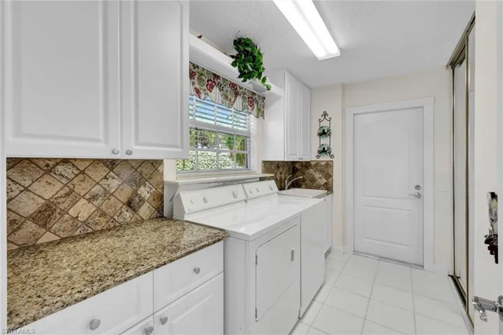 3142  Andorra  CT, Naples, FL 34109