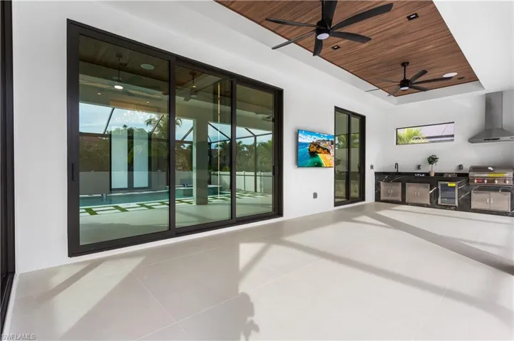 PATIO EQUIPPED w/ designer fan, FLAT WOODEN CEILING, BOSE SURROUND SOUND SYSTEM & 75" TV, IDEAL for GATHERINGS!