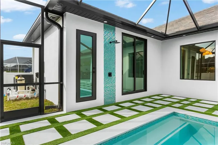A ducha in the lanai area adds convenience and functionality, allowing you to rinse off after a swim or enjoy a refreshing outdoor shower.