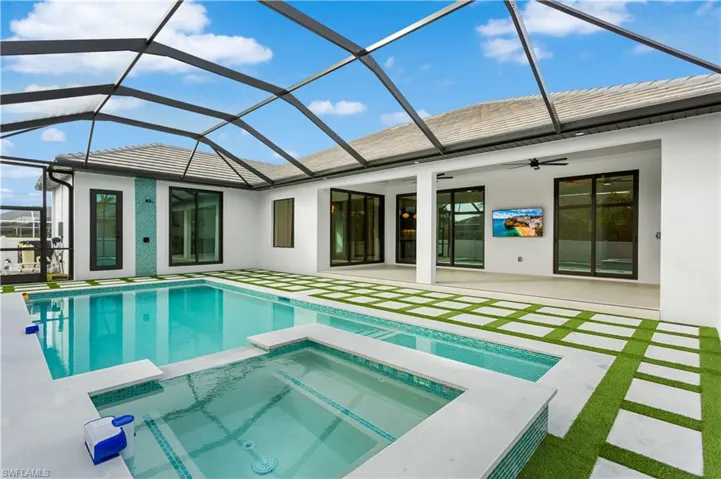 OVERSIZED HEATED SALTWATER POOL & SPA