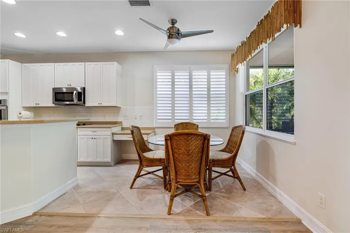Eat-in kitchen or breakfast nook