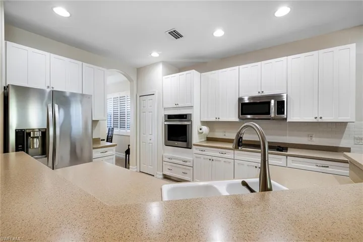 Wall oven and electric cooktop