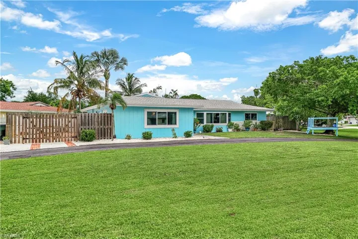 View of front of property featuring a front yard