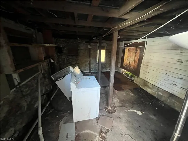 Below grade area with washer / clothes dryer