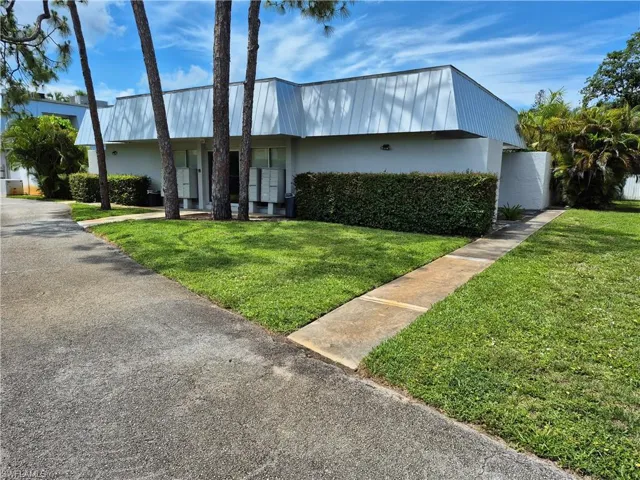 4909  Catalina  DR, Naples, FL 34112