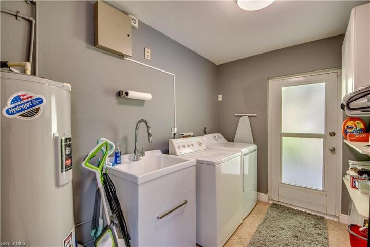 3715 SE 16th PL, CAPE CORAL FL 33904