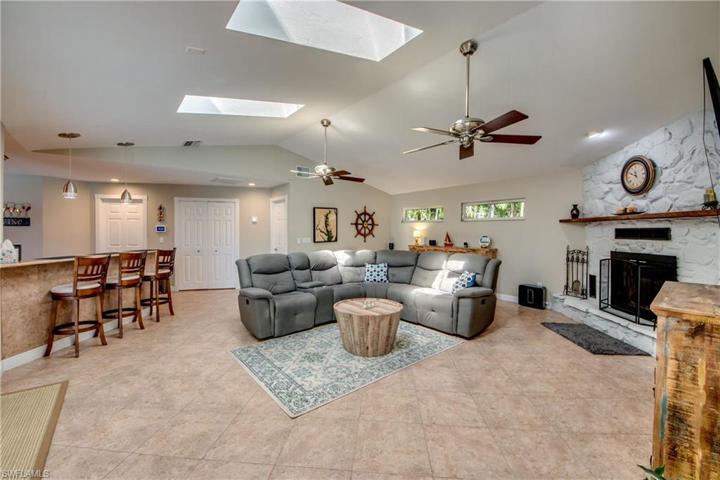 3715 SE 16th PL, CAPE CORAL FL 33904