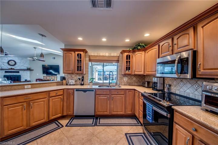 3715 SE 16th PL, CAPE CORAL FL 33904