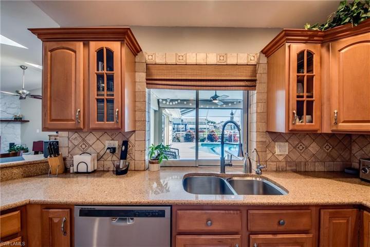 3715 SE 16th PL, CAPE CORAL FL 33904