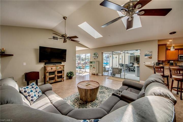 3715 SE 16th PL, CAPE CORAL FL 33904