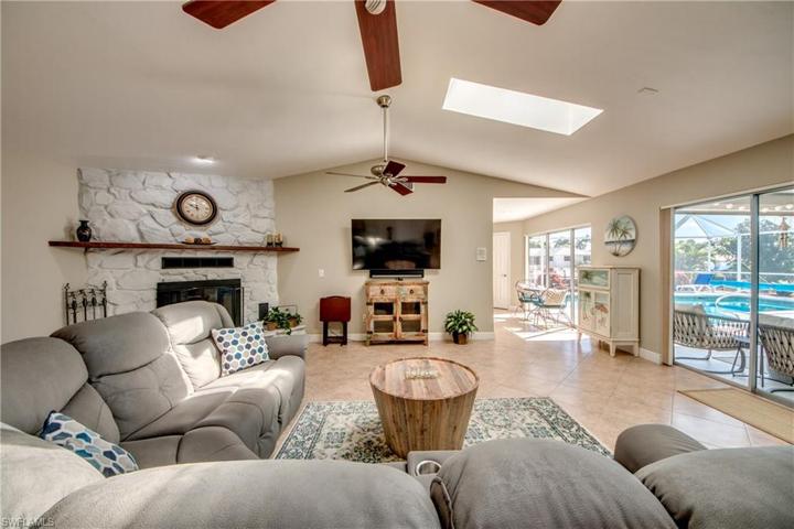 3715 SE 16th PL, CAPE CORAL FL 33904