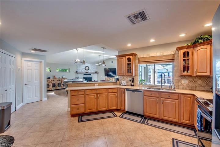 3715 SE 16th PL, CAPE CORAL FL 33904