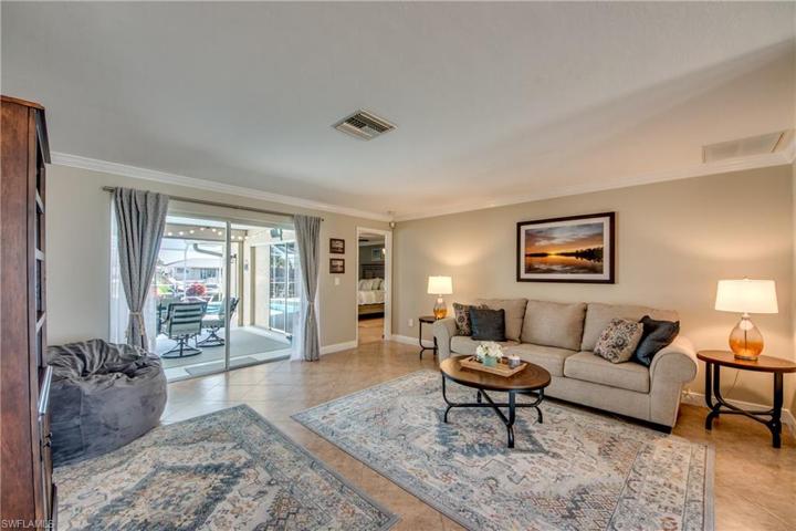 3715 SE 16th PL, CAPE CORAL FL 33904