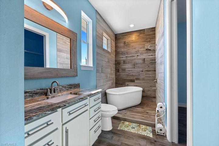 Master En-suite Bath and walk in closet to the right