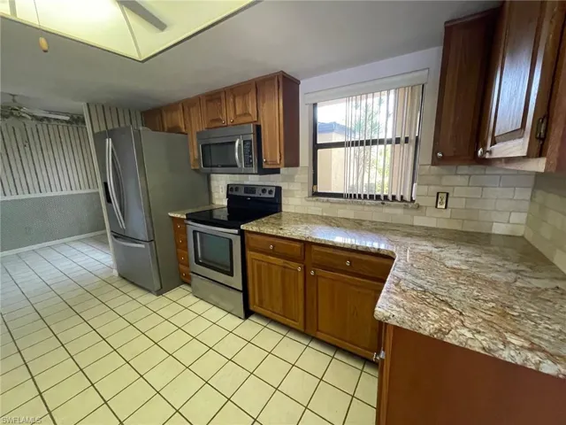 Huge tiled lanai with stunning SUNRISES to enjoy!