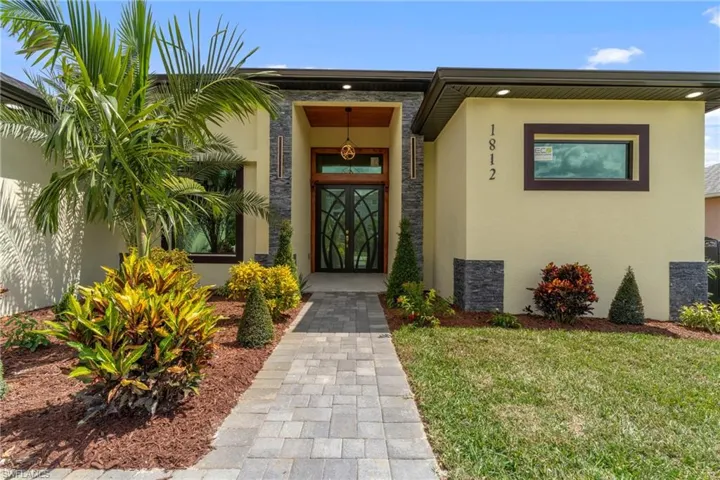 Entrance to property featuring a yard