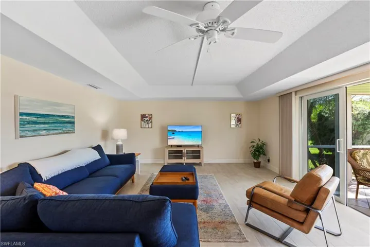Living area with tray ceiling.