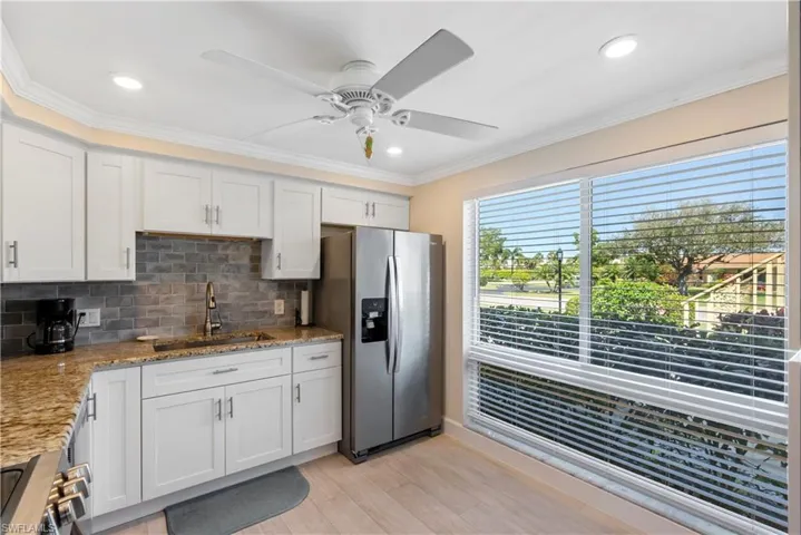 Expansive floor to ceiling windows fills the kitchen with sunlight.