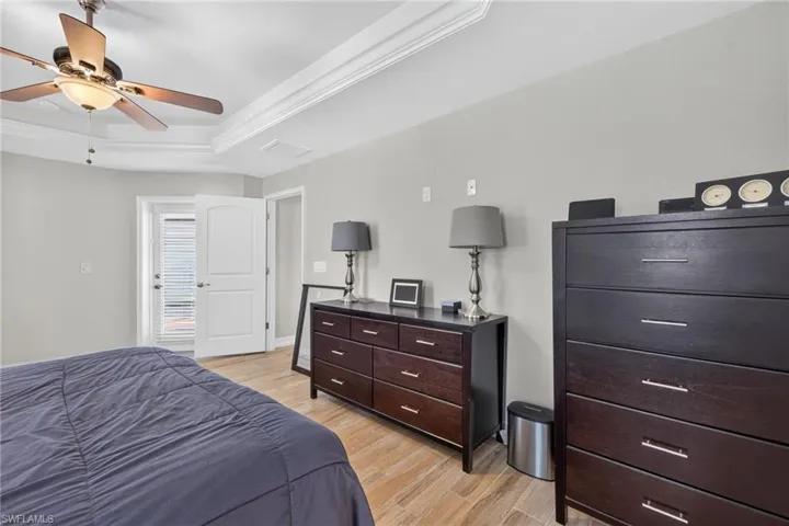 Tray ceiling with crown molding and a ceiling fan