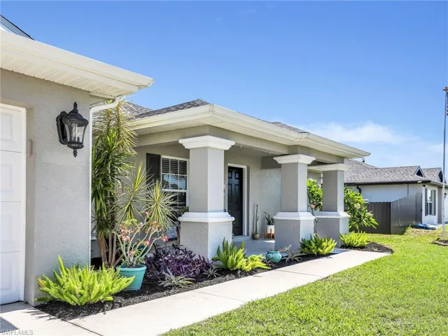 View of front of property featuring a front yard