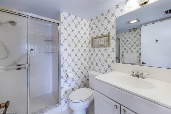 Spacious en suite bathroom.