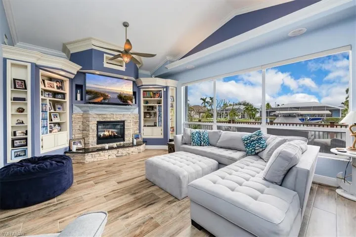 Owner's suite with access to lanai and pool