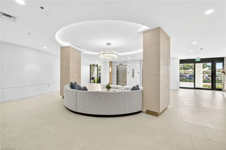 SURFSEDGE lobby