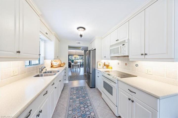 541 Lake Louise CIR # 104, NAPLES FL 34110