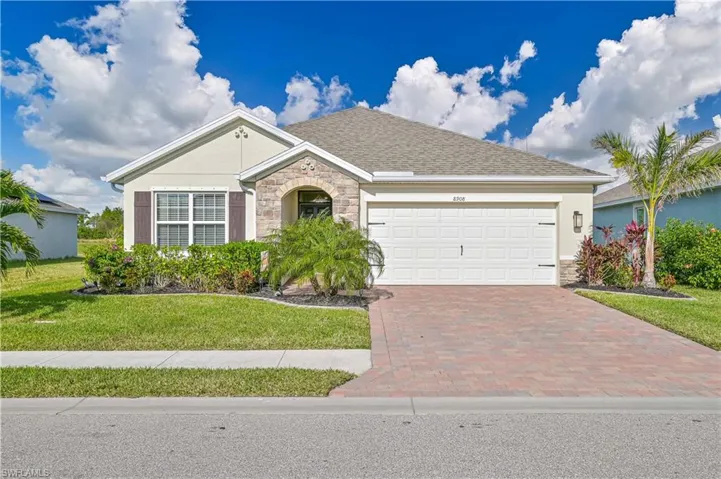8908  Cascade Price  CIR, North Fort Myers, FL 33917