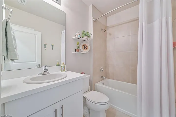 8908  Cascade Price  CIR, North Fort Myers, FL 33917