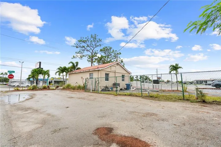 2744  Fowler  ST, Fort Myers, FL 33901