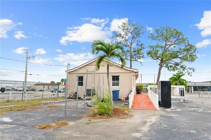 2744  Fowler  ST, Fort Myers, FL 33901