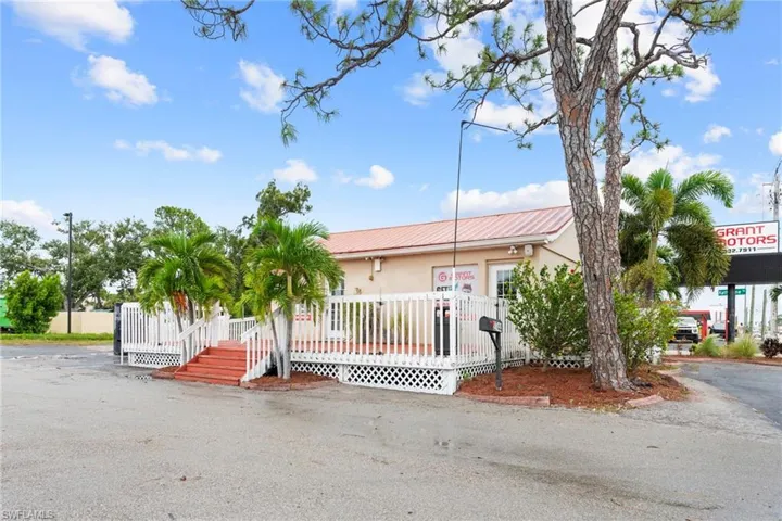 2744  Fowler  ST, Fort Myers, FL 33901