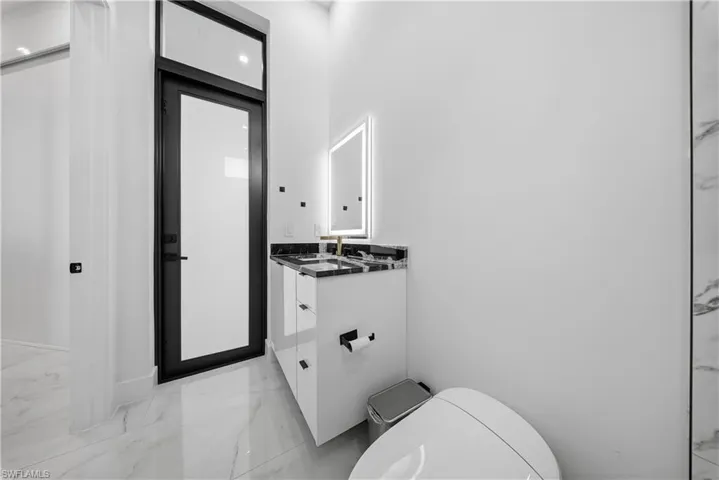 Full bath that lead to the pool