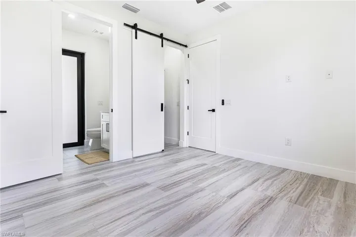 Guest bedroom with access to the pool bath.