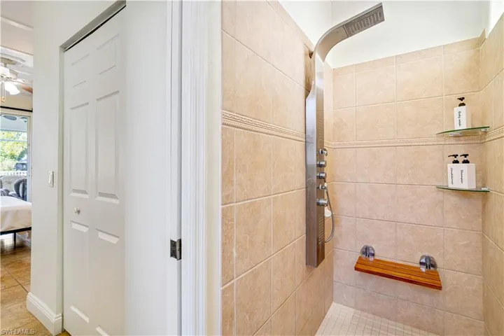 Ensuite bathroom featuring tiled shower