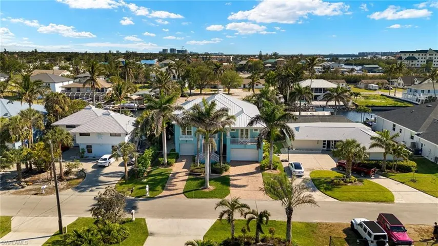 Birds eye view of property featuring a residential view