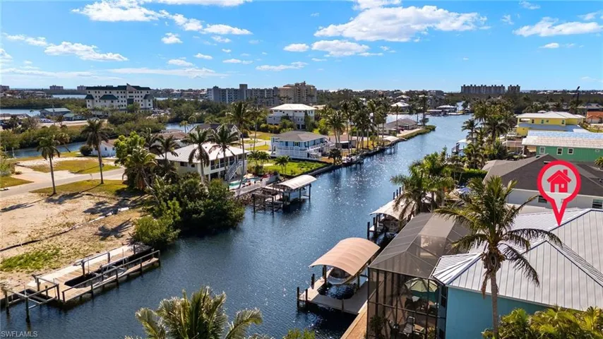 Bird's eye view with a Canal view