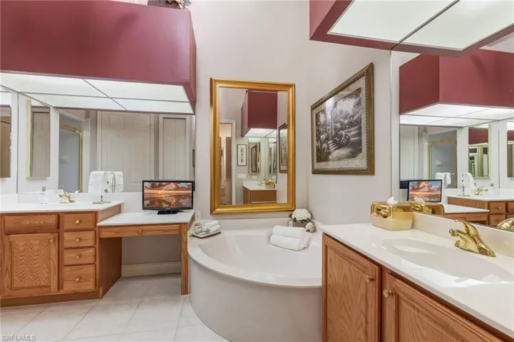 Primary Bath w/2 vanities, soaking tub and shower