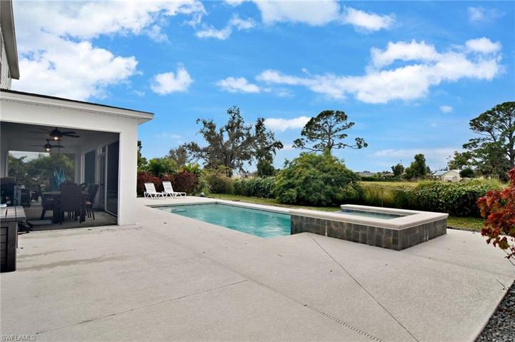 Huge uncovered area. Perfect for an outdoor kitchen!