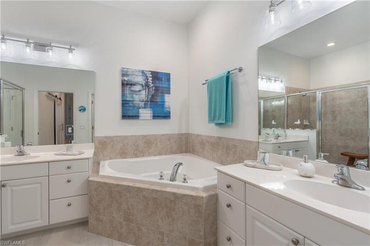 Primary bath with dual sinks, separate WC