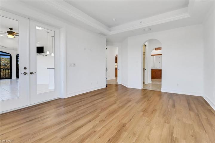 Unfurnished view of the master bedroom with tray ceiling and Crown moldingh