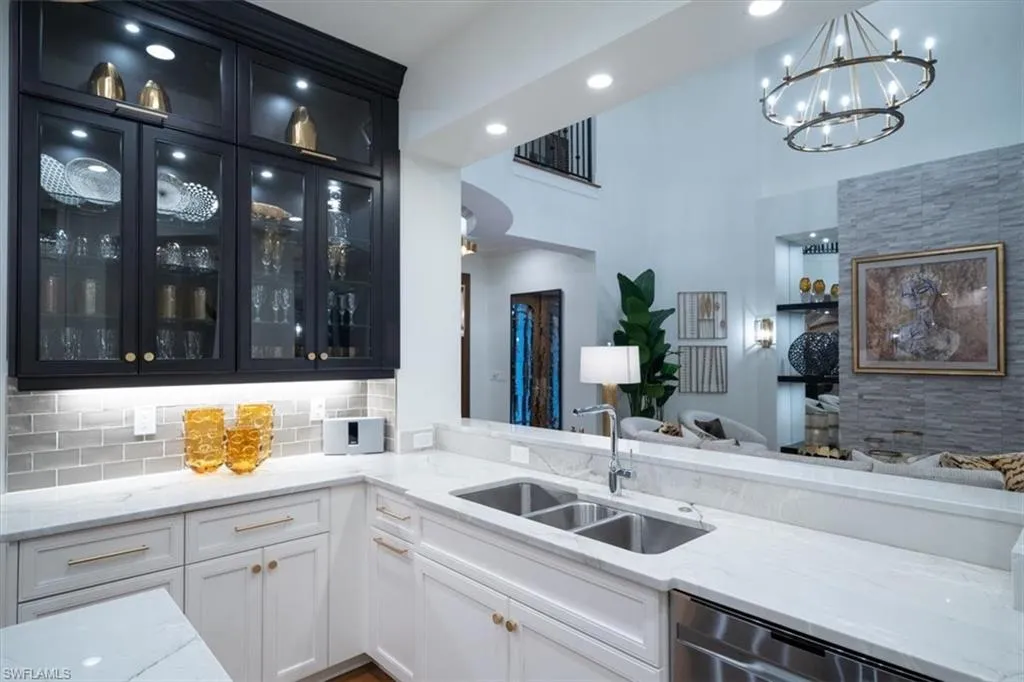 33 3RD ST, Naples, FL 34102,225063404