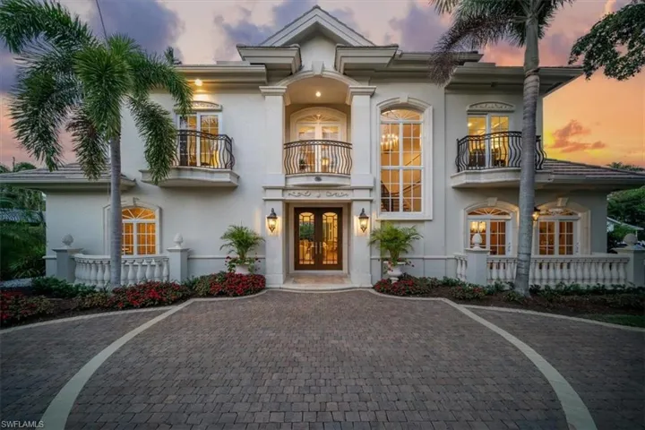 33 3rd St S, Naples, Florida 34102, 4 Bedrooms Bedrooms, ,5 BathroomsBathrooms,Residential,For Sale,3RD,225063404