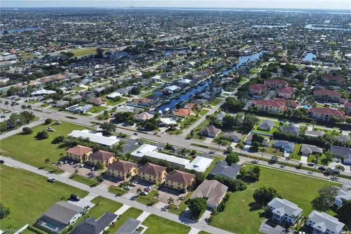 Aerial view of property location and surrounding region