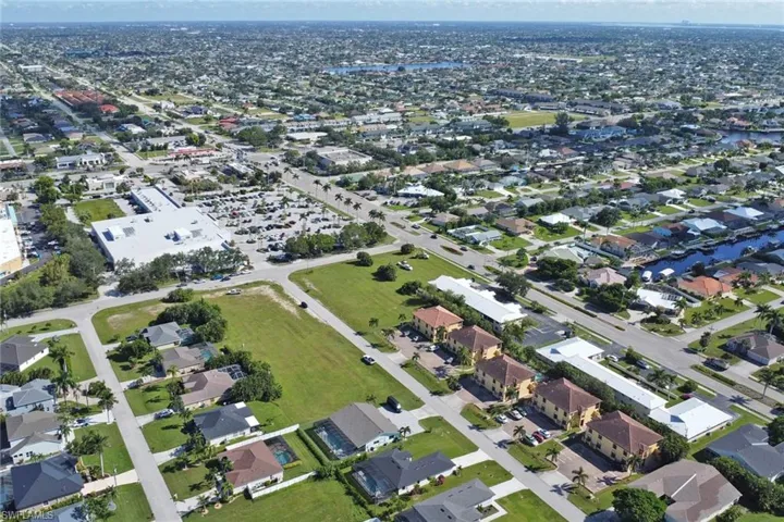 Aerial view of property location and surrounding region